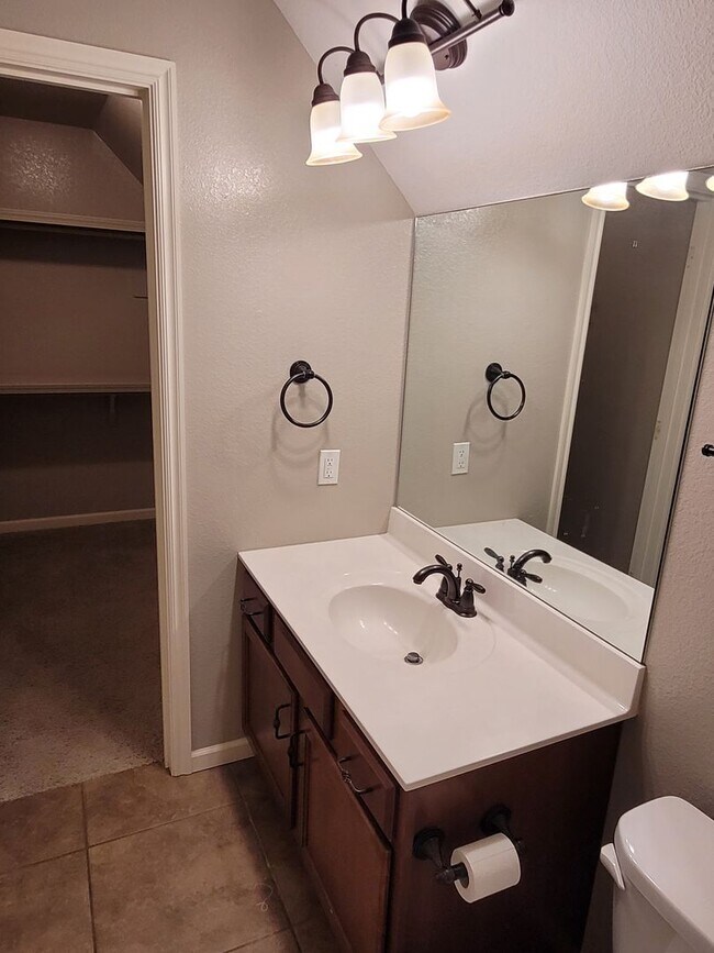 Building Photo - 3 Bedroom 2.5 Bathroom Home