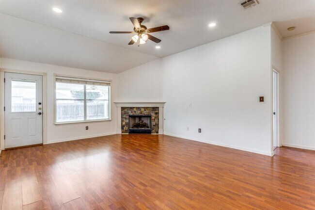 Building Photo - 648 Columbine Ave