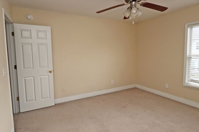 Building Photo - 223 Forest Green Dr