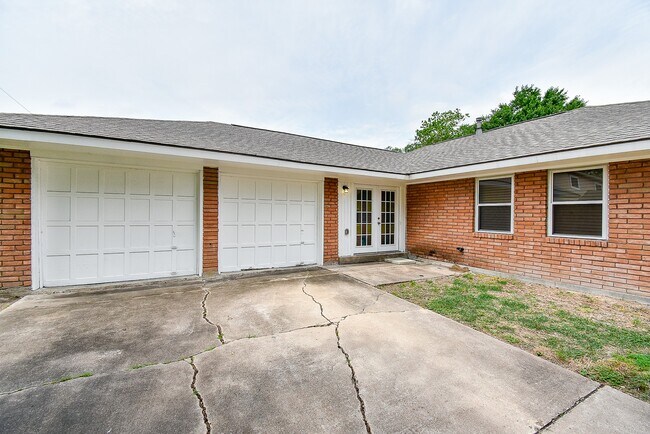 Building Photo - 7901 Ridgeview Dr