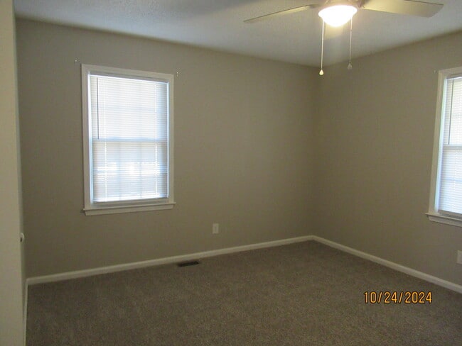 Building Photo - 870 Marigold St