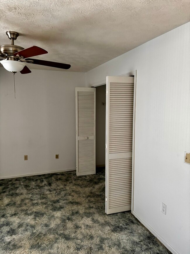 Building Photo - 1050 S Crystal Glen Dr