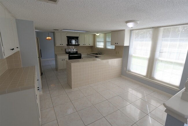 Building Photo - 19403 Long Lake Dr