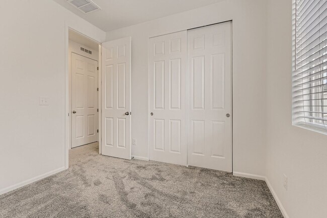 Building Photo - Stunning 3 Bed 2 1/2 Bath in Aurora!