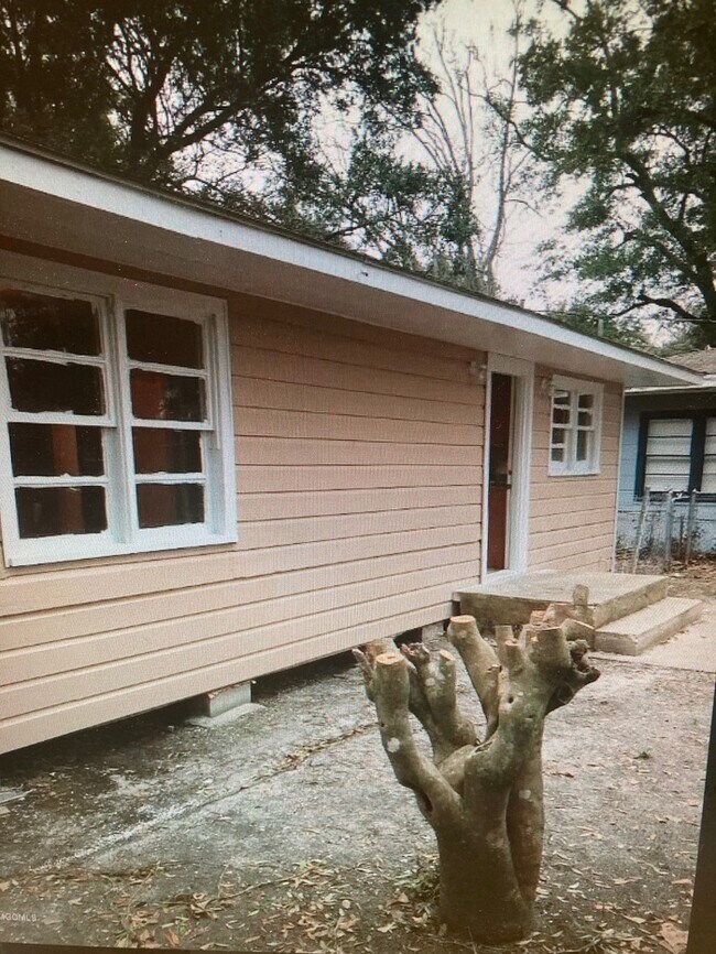 Building Photo - 3 bedroom 2 bath home located in Gulfport