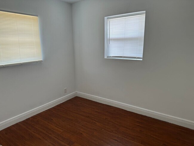 Building Photo - 4 bed 2 bath plus a den, could be a 5th bed.