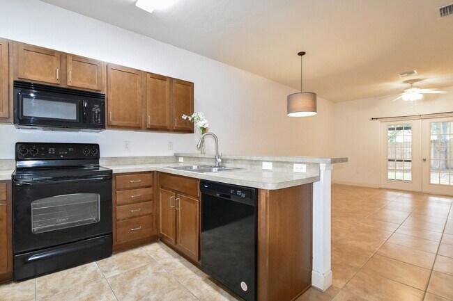 Building Photo - 2951 SW 35th Pl