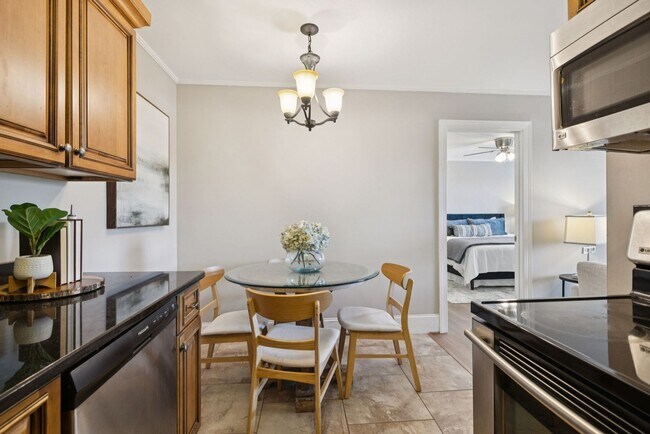 Building Photo - Walkable Location, Location, Location in G...