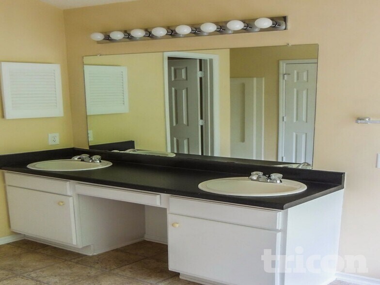 Building Photo - 787 Woodstone Rd