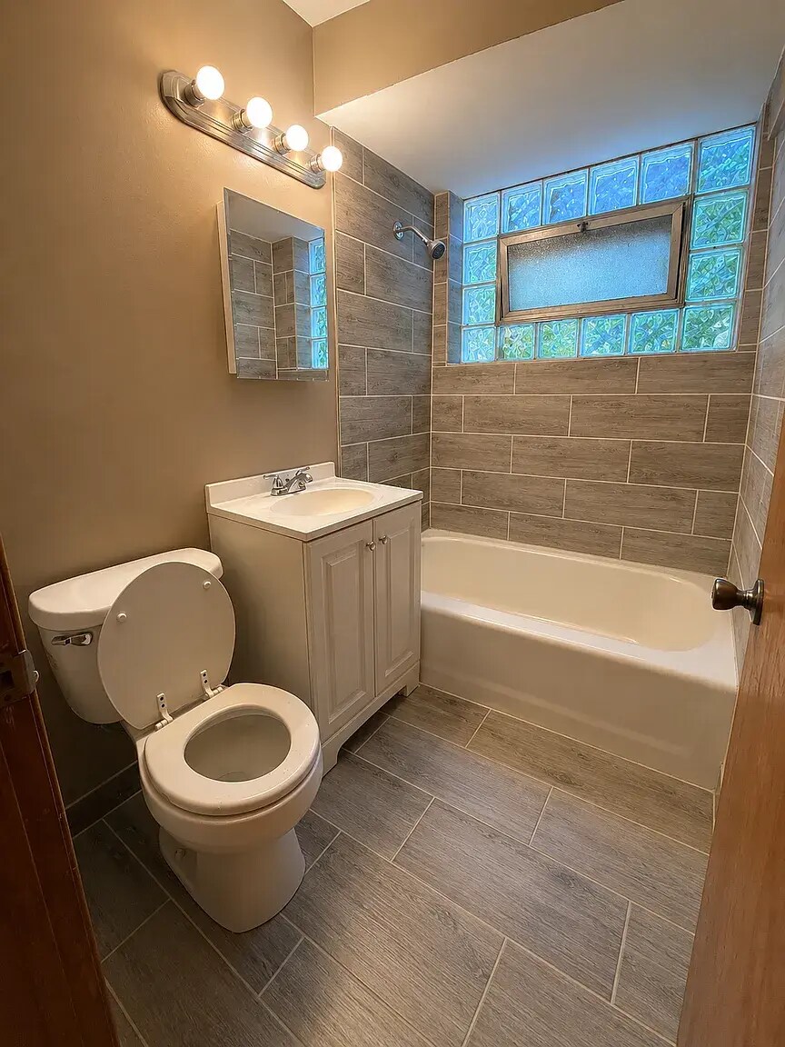 bathroom - 8113 S Exchange Ave