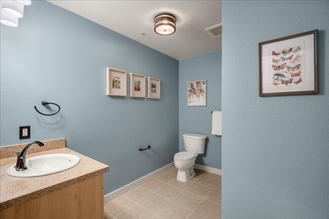 Building Photo - Top Floor 2 Bedroom Flat for Rent at Plant...