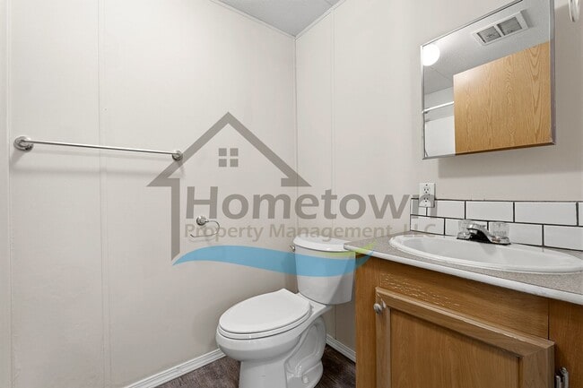 Building Photo - 2 Bedroom 1 Bath Home with Off Street Parking Available in Sagle!