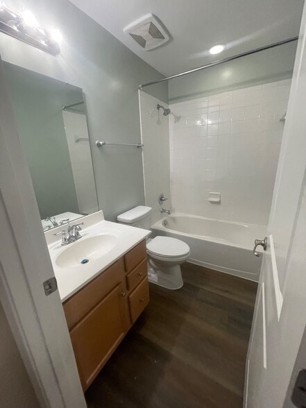 Building Photo - 2410 Walthall Ct