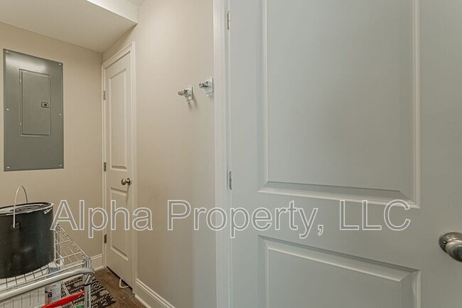 Building Photo - 830 Chartwell Dr