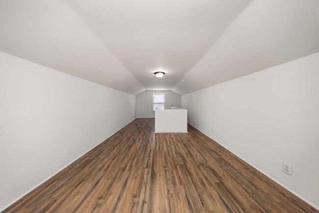 Building Photo - 3 bedroom bungalow $1099/month