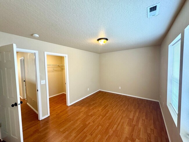 Building Photo - Spacious 5-Bedroom Home with 3-Car Garage in Nampa