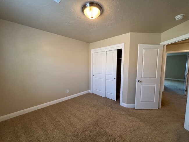 Building Photo - SPACIOUS TOWNHOME FOR RENT!