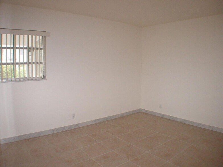 Building Photo - 590 NE Wavecrest Way