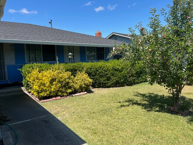 Building Photo - 5517 Fiesta Rd