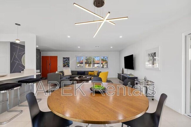 Building Photo - 945 N Buttonwillow Cir