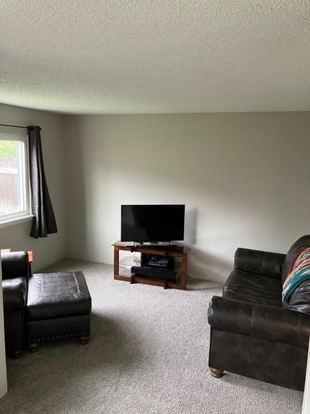 Building Photo - 709 Arrow Ct