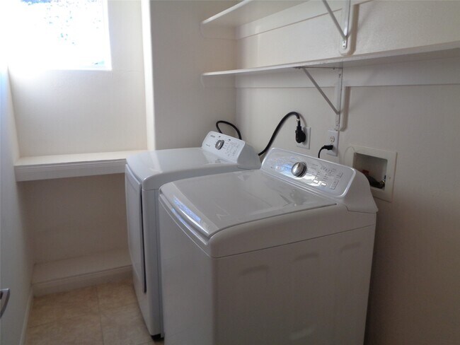 Building Photo - 1137 W 24th St