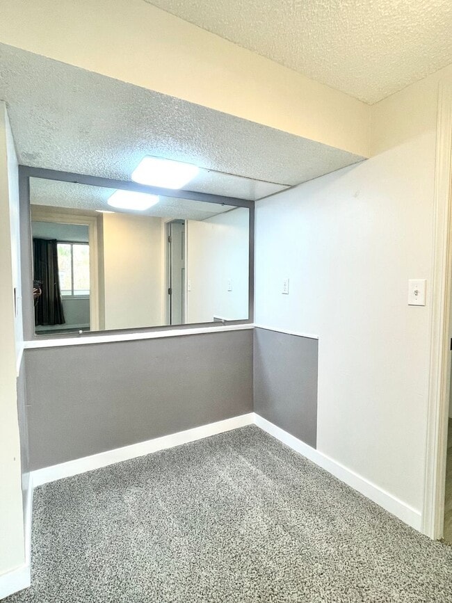 Building Photo - 521 E 5th Ave