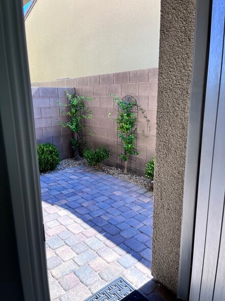Courtyard - 118 Nine Mile Creek Dr