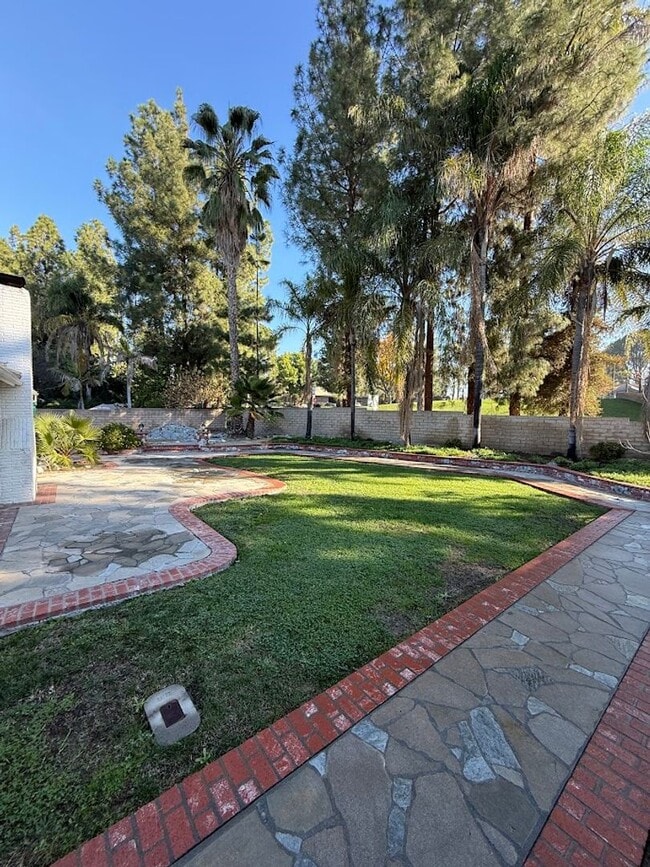 Building Photo - Beautiful 3 Bedroom 2 Bathroom West Hills Home! Great Location! Ready for Move-In!