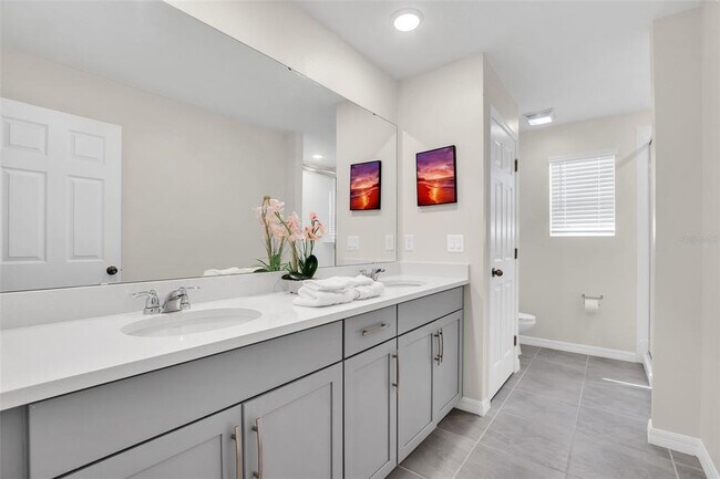 Building Photo - 1919 Tropical Palms Cir