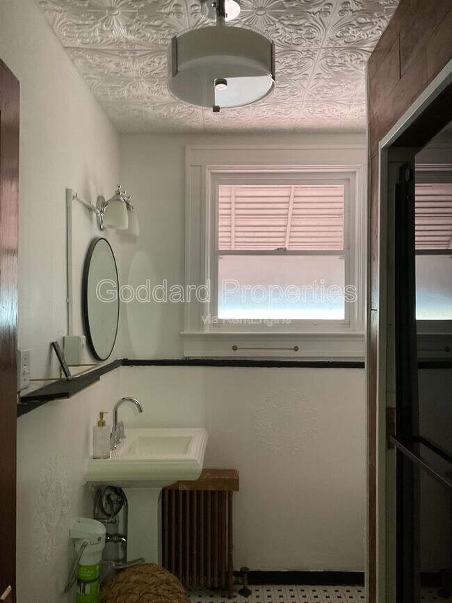 Building Photo - 4320 Sheldon Ave