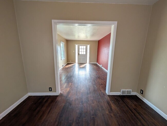 Building Photo - 3-Bedroom, 1-Bathroom Home – $1,250/Month | Accepting Section 8