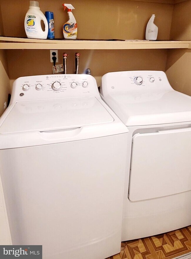 Building Photo - 15 Twin Brooks Dr