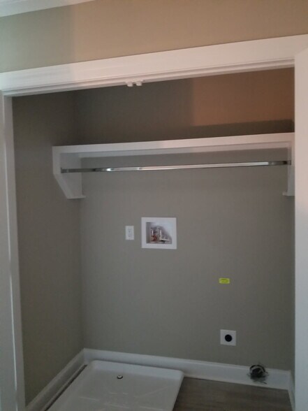 Building Photo - 555 Gresham Ln