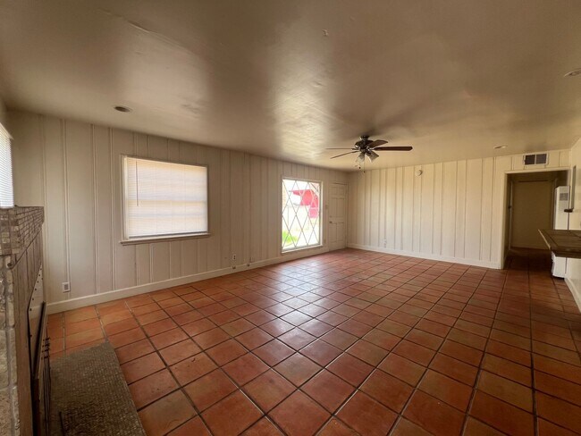 Building Photo - 3 Bedroom 1 Bathroom House with Spacious L...