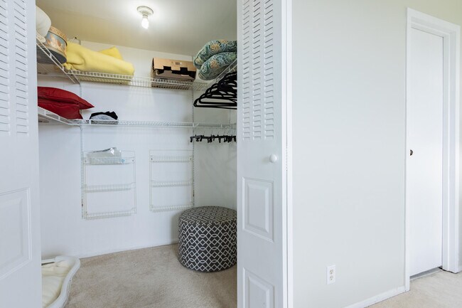 Building Photo - 2811 Somerset Dr