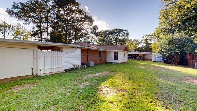 Building Photo - Large 3 bedroom, 1.5 bath located on a corner lot in Prattville.