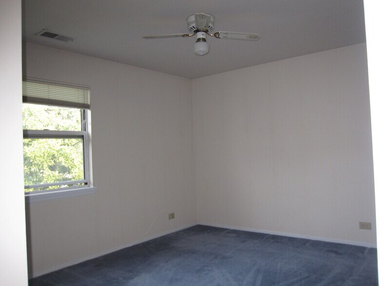 Building Photo - 2810 Meadow Ln