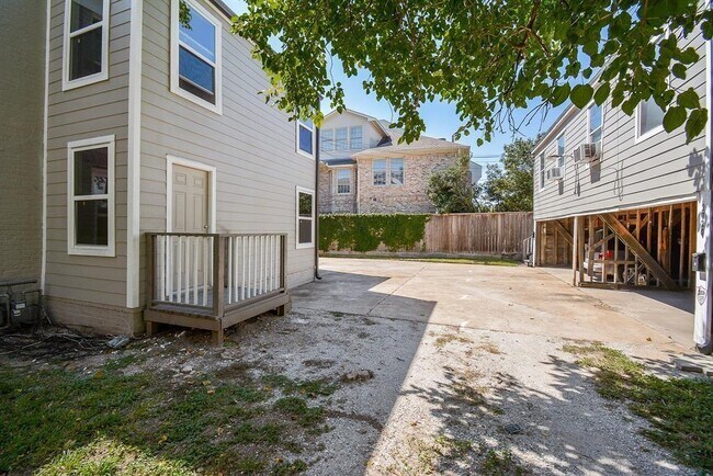 Building Photo - 2718 Wroxton Rd