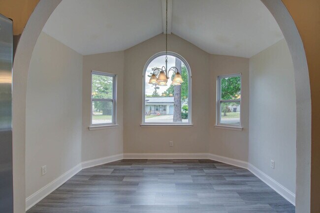 Building Photo - 8115 Pleasant Ridge Dr