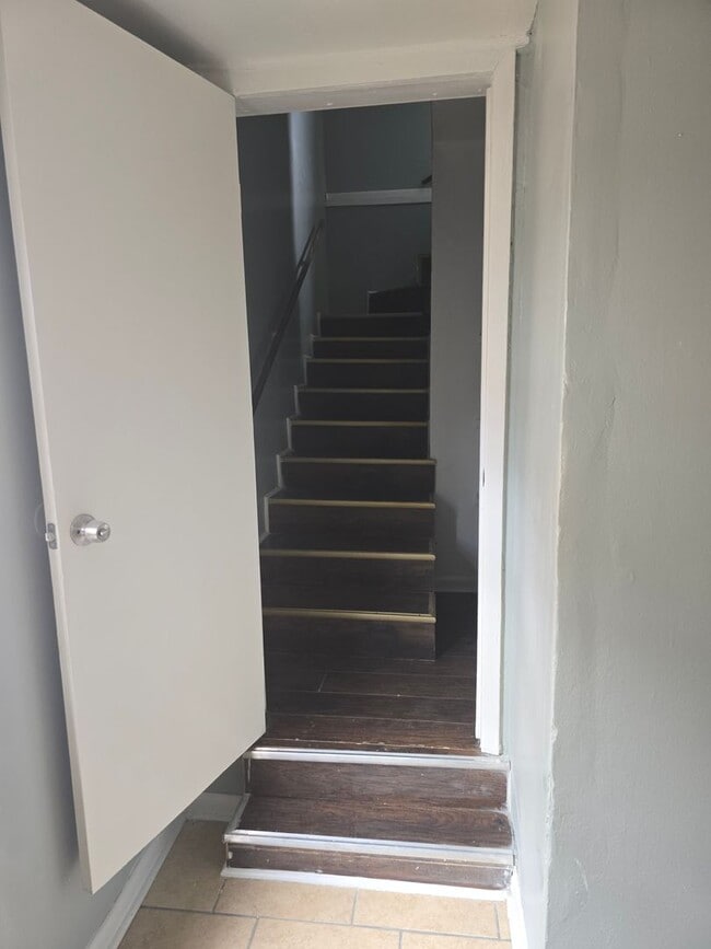 Building Photo - Spacious 4 bedroom/1 bath home with Centra...