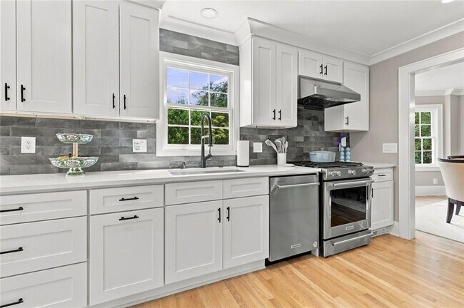 Building Photo - 5179 Meadowlake Dr