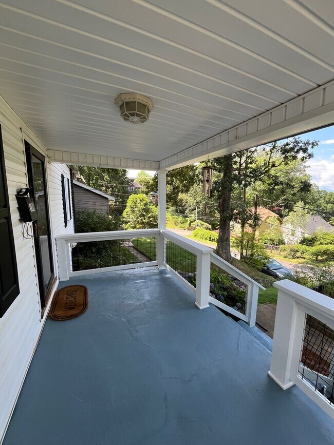 Building Photo - Central AVL - Beautifully Kept Older Home ...
