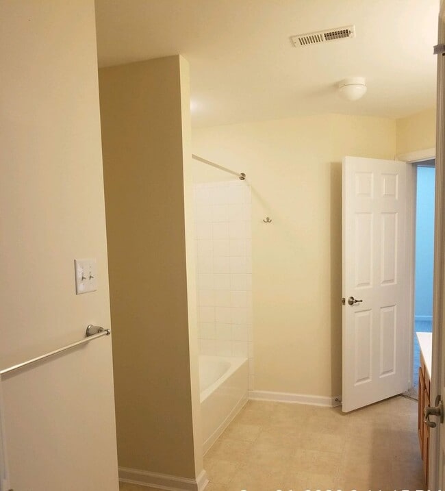Building Photo - 1720 SF Townhome - 3 BR/1.5 BA - Kings Cro...
