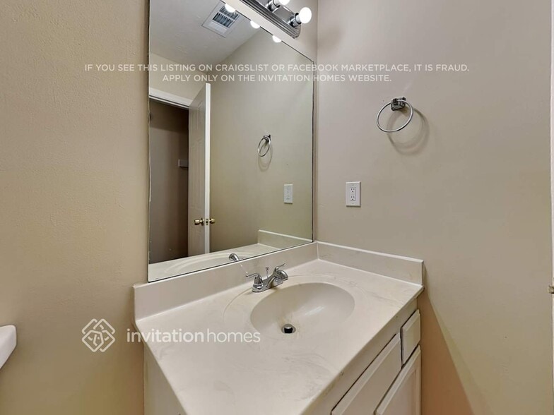 Building Photo - 2640 Woodside Dr