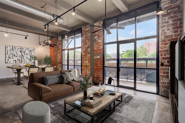 Primary Photo - 915 N San Jacinto St