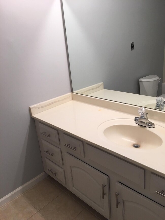 Building Photo - Beautifully Updated Townhome in the Heart ...