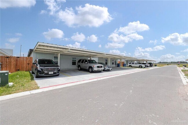 Building Photo - 4 Country Club Dr