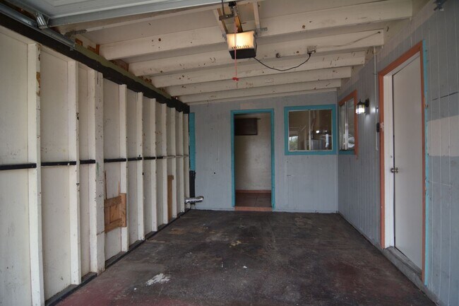 Building Photo - Charming 4 Bedroom 2 Bath House! South Tucson Location! Close to the 1-19!