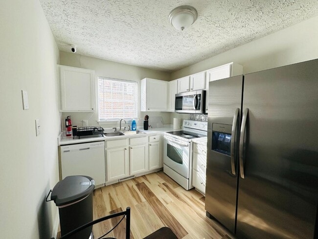 Building Photo - 5600 Brandycrest Dr